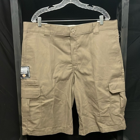 Dickies- relaxed fit cargo shorts. NWT - Picture 1 of 6